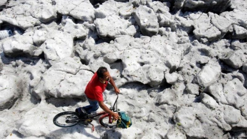 Because of the hail, the Mexican city turned into a glacier