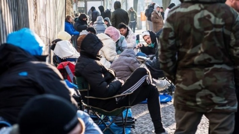Berliners lined up for sneakers with a built-in travel card Berliners lined up for sneakers with a built-in travel card