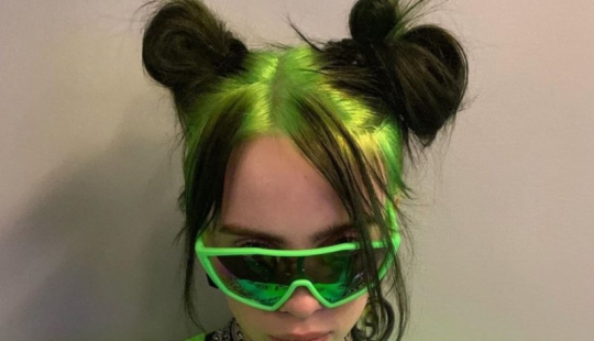 Billie Eilish sets trends: the singer dyed her hair neon green