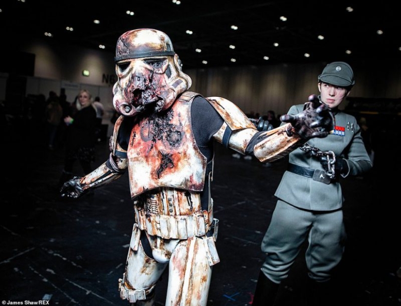 Blood, severed heads and creepy faces: the "walking dead" party has died down in London Blood, severed heads and creepy faces: the "walking dead" party has died down in London