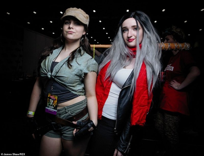 Blood, severed heads and creepy faces: the "walking dead" party has died down in London Blood, severed heads and creepy faces: the "walking dead" party has died down in London