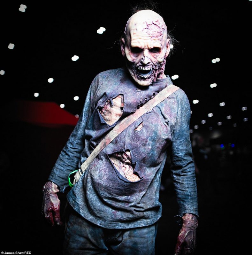 Blood, severed heads and creepy faces: the "walking dead" party has died down in London Blood, severed heads and creepy faces: the "walking dead" party has died down in London