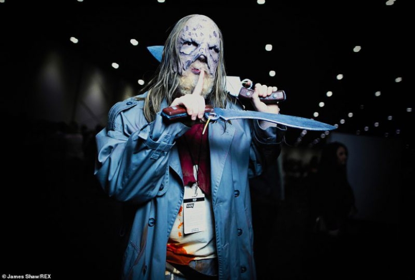 Blood, severed heads and creepy faces: the "walking dead" party has died down in London Blood, severed heads and creepy faces: the "walking dead" party has died down in London