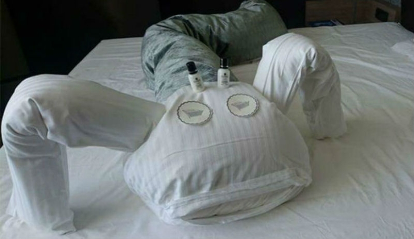 Bored on a business trip, the guest began to leave funny messages to the maids