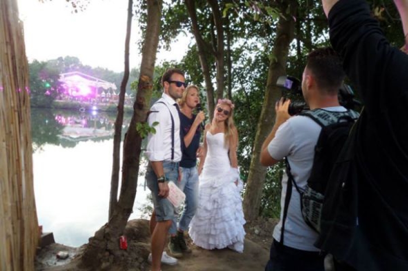 British couple lost their wedding photos, but even glad about it