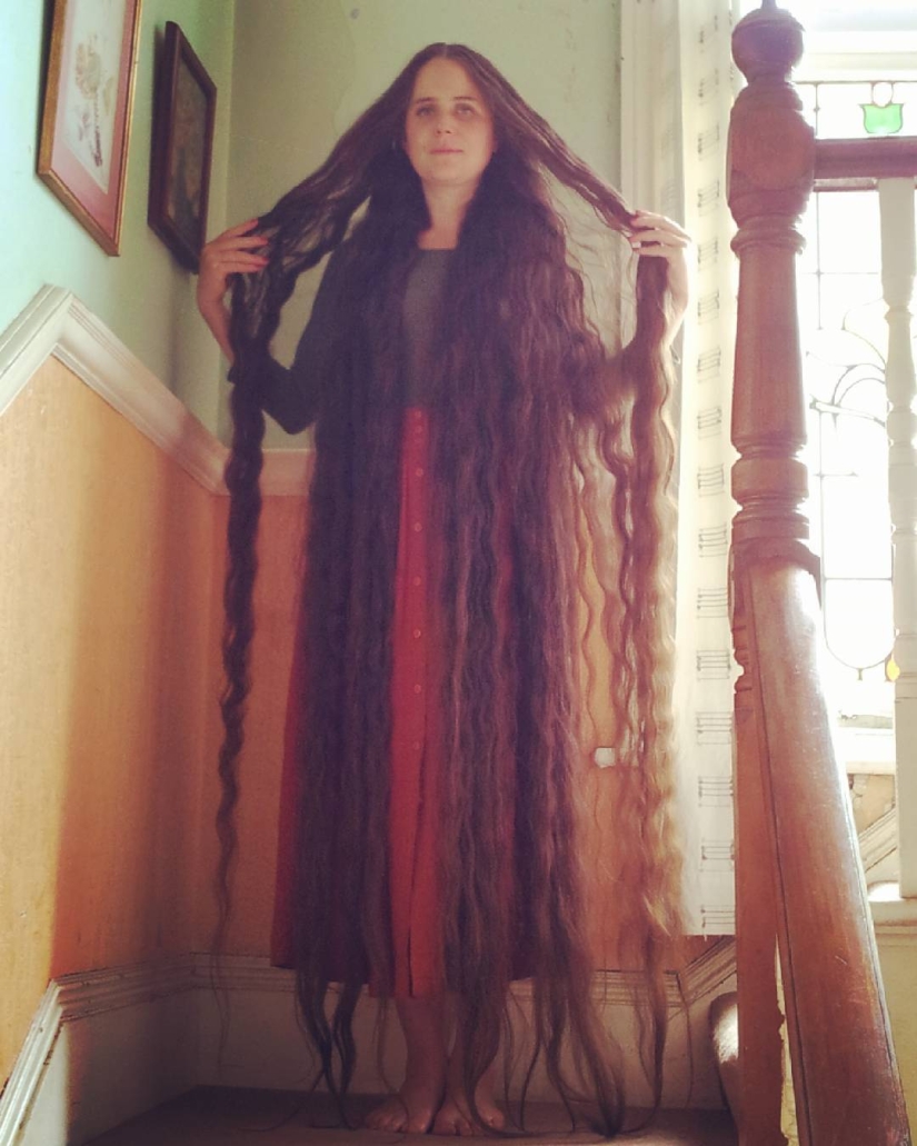 British Rapunzel has not washed her hair for 20 years, and her braids look great British Rapunzel has not washed her hair for 20 years, and her braids look great