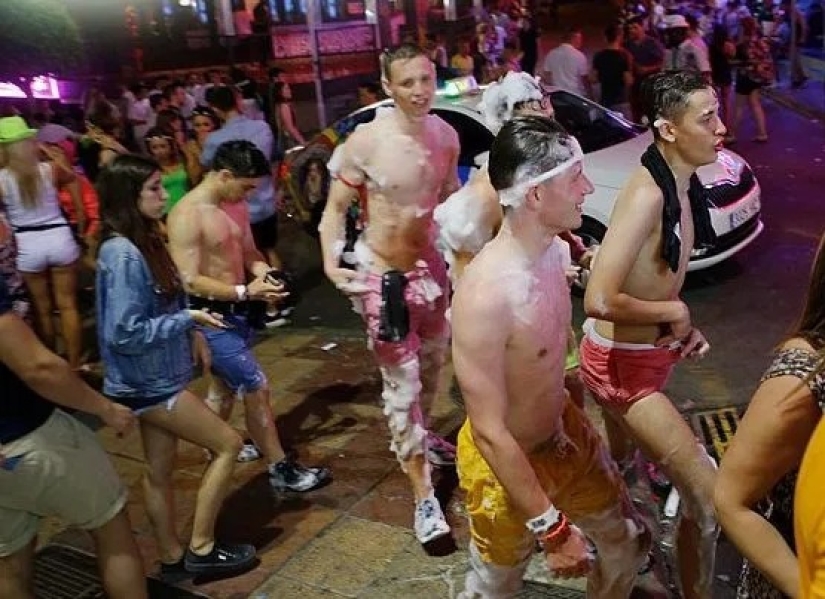 Britons coming to Majorca for a holiday are asked to sign a contract on good behavior Britons coming to Majorca for a holiday are asked to sign a contract on good behavior