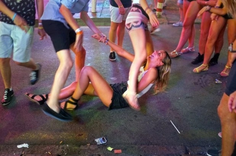 Britons coming to Majorca for a holiday are asked to sign a contract on good behavior Britons coming to Majorca for a holiday are asked to sign a contract on good behavior