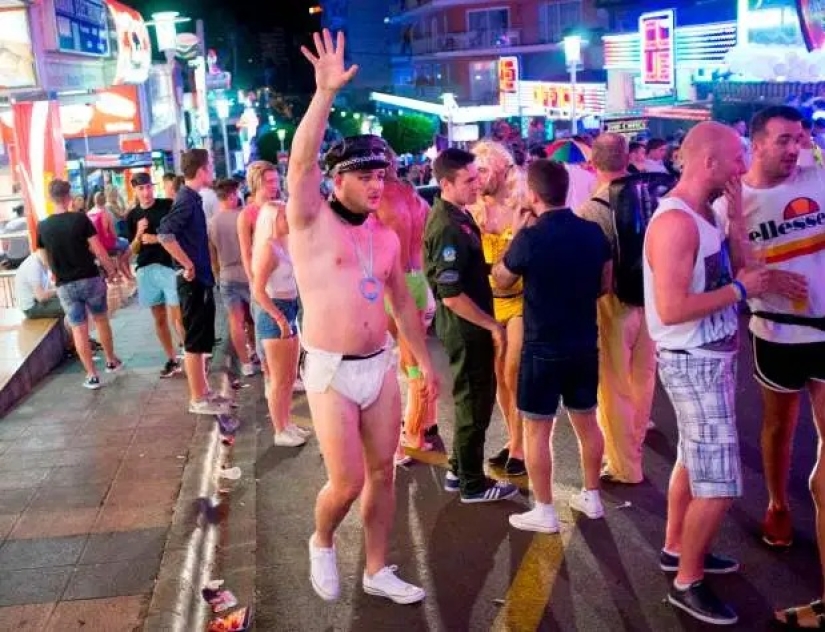Britons coming to Majorca for a holiday are asked to sign a contract on good behavior Britons coming to Majorca for a holiday are asked to sign a contract on good behavior