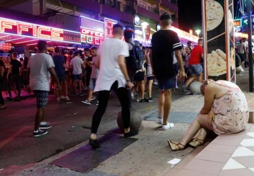 Britons coming to Majorca for a holiday are asked to sign a contract on good behavior Britons coming to Majorca for a holiday are asked to sign a contract on good behavior