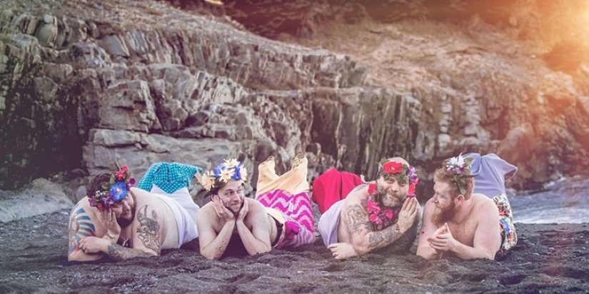 Brutales hombres barbudos protagonizaron el calendario "brodoir" con solo colas de sirena