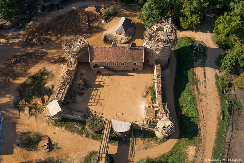 Caballos, tortillas y ni un solo cortador de paja: los franceses están construyendo un castillo con las tecnologías del siglo XII