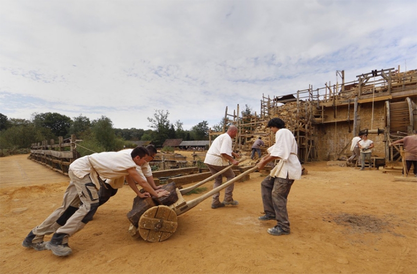 Caballos, tortillas y ni un solo cortador de paja: los franceses están construyendo un castillo con las tecnologías del siglo XII