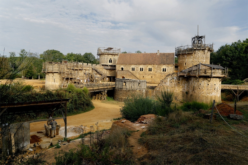 Caballos, tortillas y ni un solo cortador de paja: los franceses están construyendo un castillo con las tecnologías del siglo XII