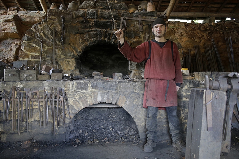 Caballos, tortillas y ni un solo cortador de paja: los franceses están construyendo un castillo con las tecnologías del siglo XII
