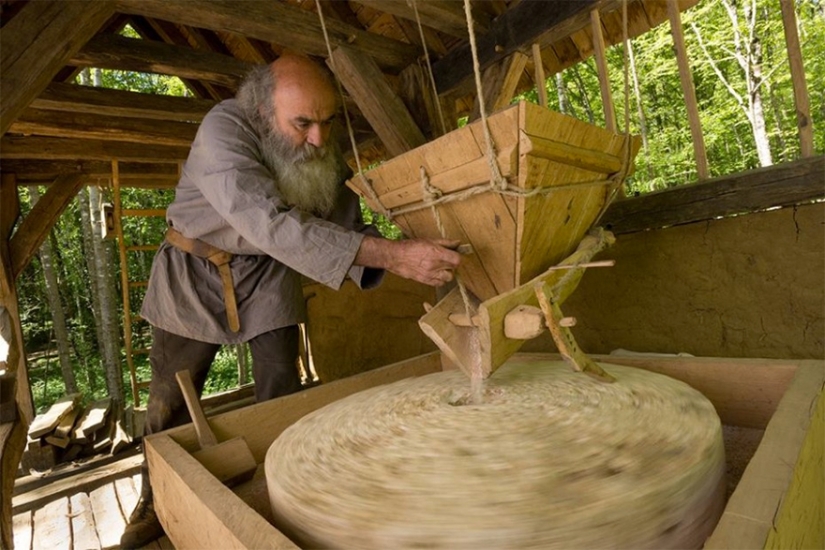 Caballos, tortillas y ni un solo cortador de paja: los franceses están construyendo un castillo con las tecnologías del siglo XII