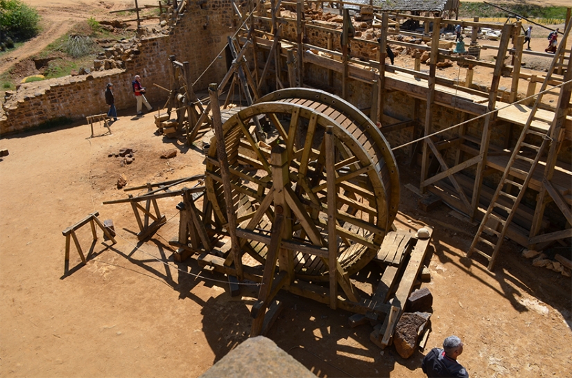 Caballos, tortillas y ni un solo cortador de paja: los franceses están construyendo un castillo con las tecnologías del siglo XII