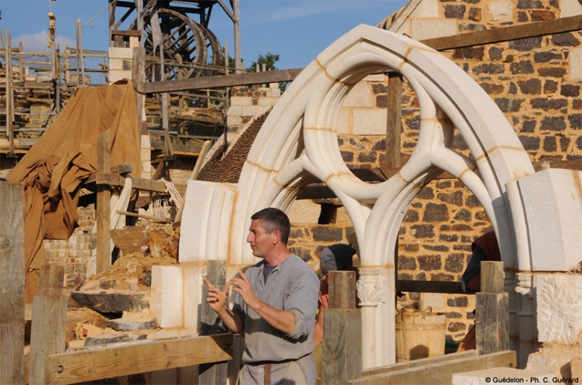 Caballos, tortillas y ni un solo cortador de paja: los franceses están construyendo un castillo con las tecnologías del siglo XII
