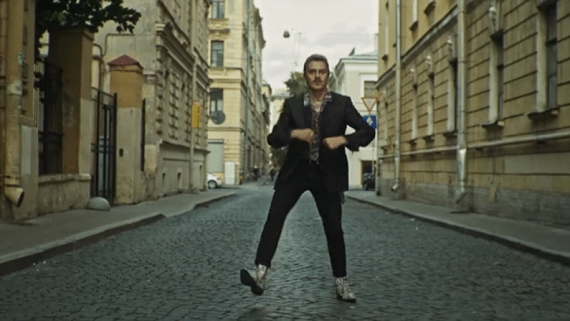 Calentar y ensayar: el baile del nuevo clip de la banda LITTLE BIG puede convertirse en un meme