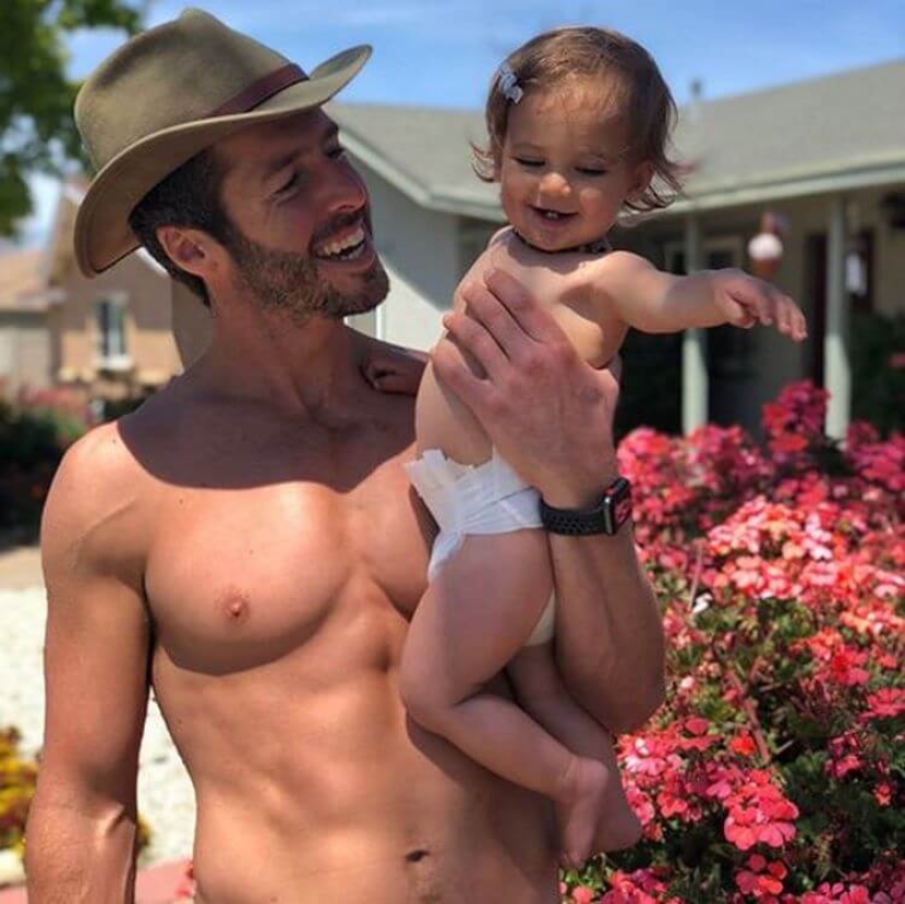 Calm the baby down in 5 seconds? A life hack from a young father from California