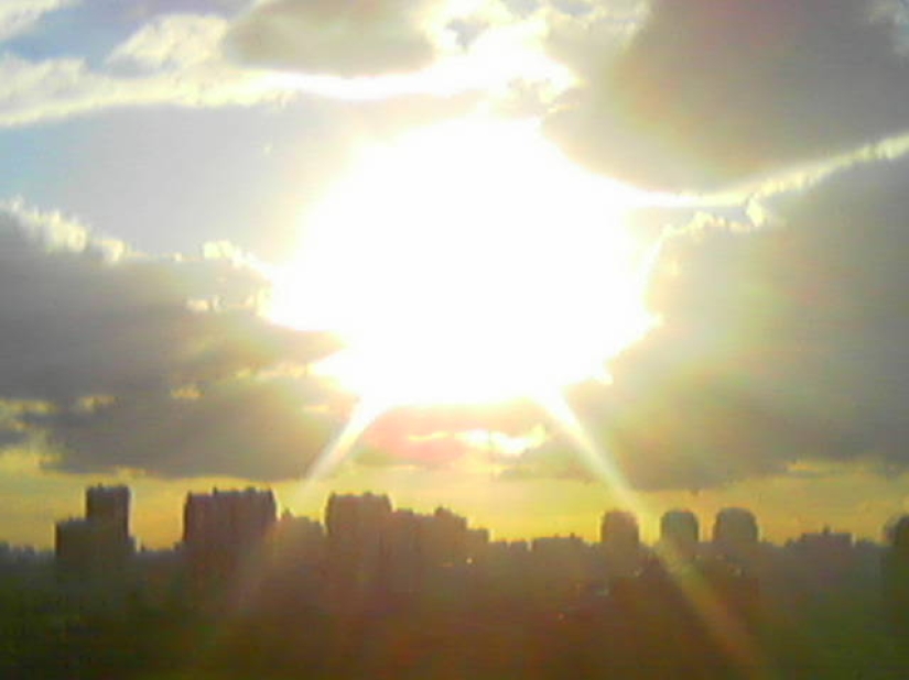 Cambio descendente de fotos: un moscovita ha estado filmando con un Siemens de botón pulsador durante tres años, y a la gente le gusta Cambio descendente de fotos: un moscovita ha estado filmando con un Siemens de botón pulsador durante tres años, y a la gente le gusta