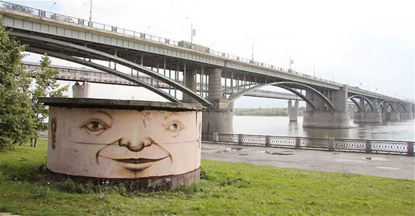 Caras en edificios por Nikita Nomerz