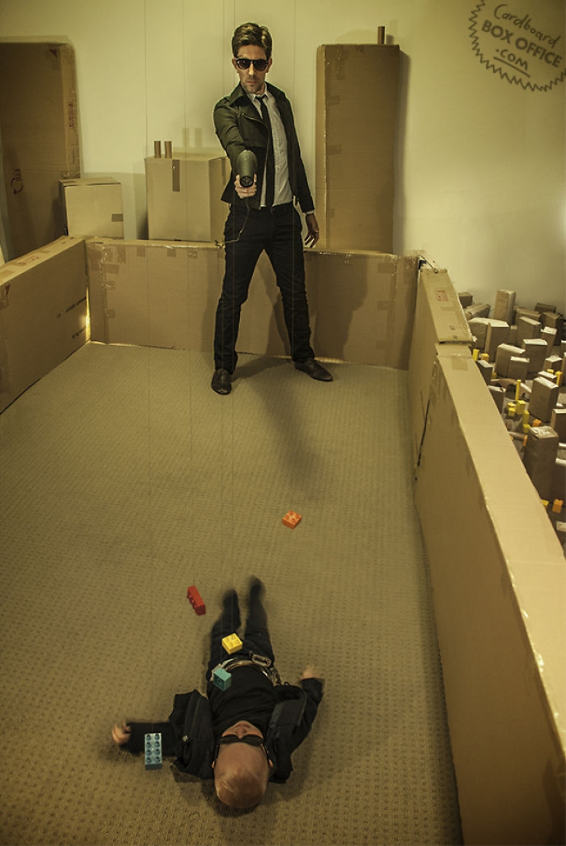 Cartón y un poco de imaginación: un niño de dos años y sus padres recrean escenas de películas y series de televisión