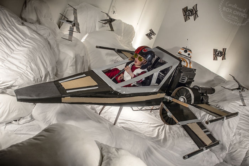 Cartón y un poco de imaginación: un niño de dos años y sus padres recrean escenas de películas y series de televisión