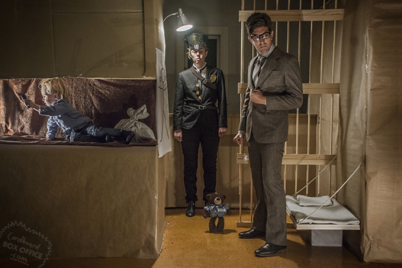 Cartón y un poco de imaginación: un niño de dos años y sus padres recrean escenas de películas y series de televisión