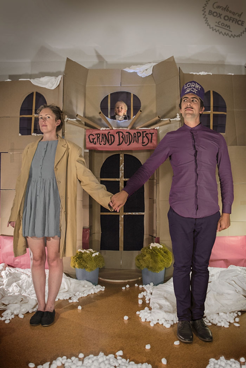 Cartón y un poco de imaginación: un niño de dos años y sus padres recrean escenas de películas y series de televisión