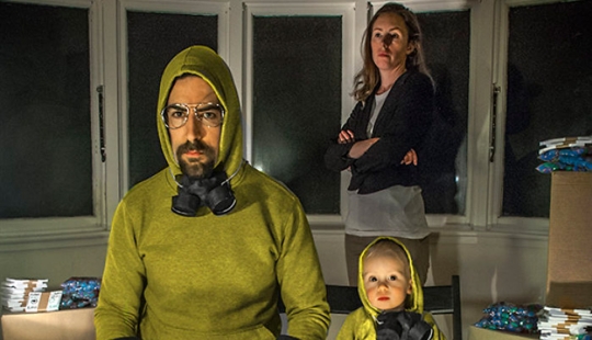 Cartón y un poco de imaginación: un niño de dos años y sus padres recrean escenas de películas y series de televisión