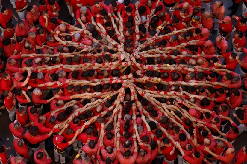 Catalans compete to build the biggest human towers in Spain Catalans compete to build the biggest human towers in Spain