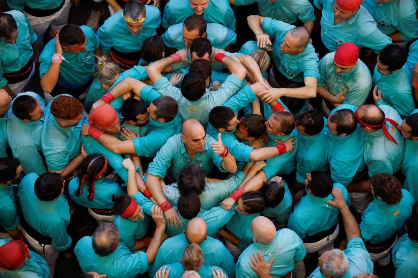 Catalans compete to build the biggest human towers in Spain Catalans compete to build the biggest human towers in Spain