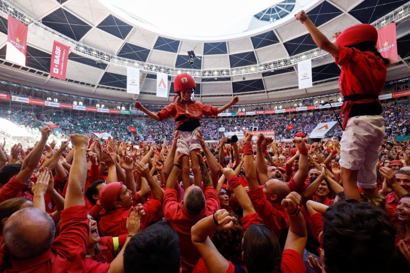 Catalans compete to build the biggest human towers in Spain Catalans compete to build the biggest human towers in Spain