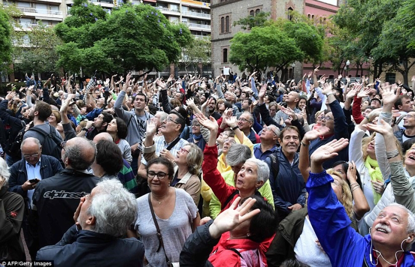 Catalonia referendum: police crackdown on voters