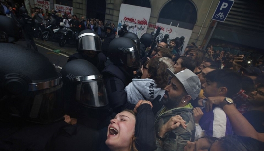 Catalonia referendum: police crackdown on voters