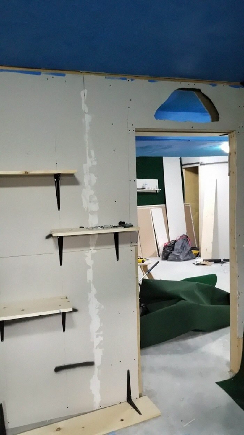 Cat's paradise with his own hands: the guy converted the basement into a room for his dead brother's pets Cat's paradise with his own hands: the guy converted the basement into a room for his dead brother's pets