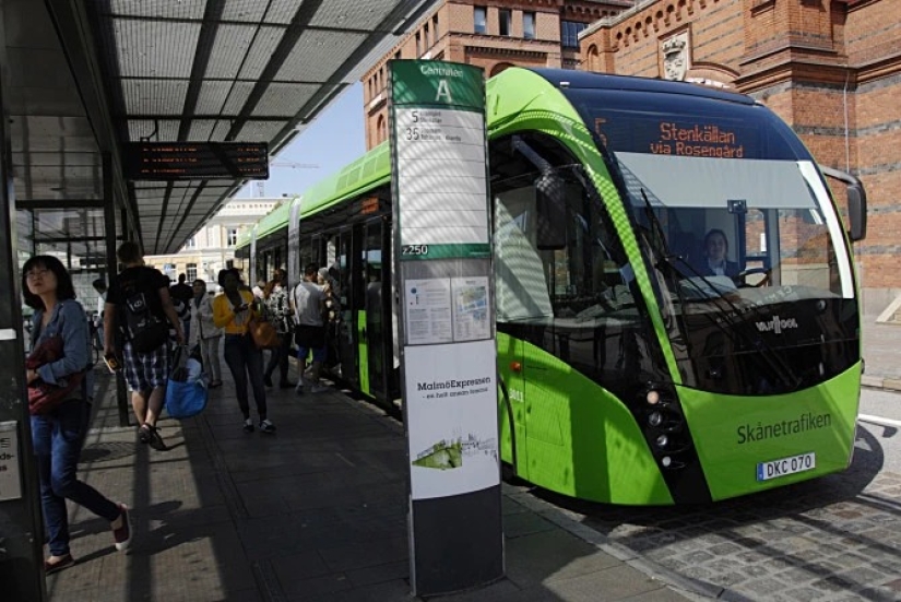 Caution! Sexist at the wheel: in Sweden, a bus driver dropped off a passenger for a half-naked look