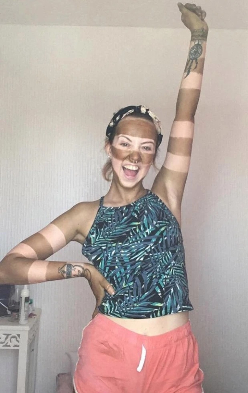 Cebra en cuarentena: una mujer hizo un bronceado a rayas y lo considera una idea brillante Cebra en cuarentena: una mujer hizo un bronceado a rayas y lo considera una idea brillante