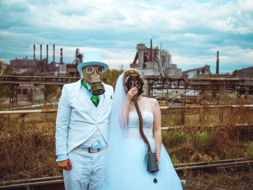 Celebración severa: una pareja de Chelyabinsk organizó una sesión de fotos de boda con máscaras antigás Celebración severa: una pareja de Chelyabinsk organizó una sesión de fotos de boda con máscaras antigás