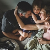 Celebration of life: the first tears, joy, cry and pain in the photos of the annual contest "Birth Becomes Her" Celebration of life: the first tears, joy, cry and pain in the photos of the annual contest "Birth Becomes Her"