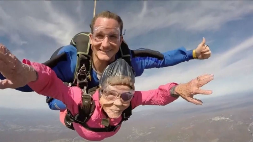 Charming grandmother celebrated her 94th birthday by skydiving
