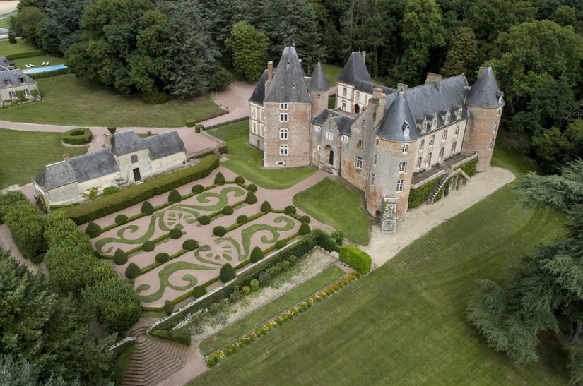 Cheaper than a glass of wine: a 15th-century French castle is being sold at auction for one euro Cheaper than a glass of wine: a 15th-century French castle is being sold at auction for one euro