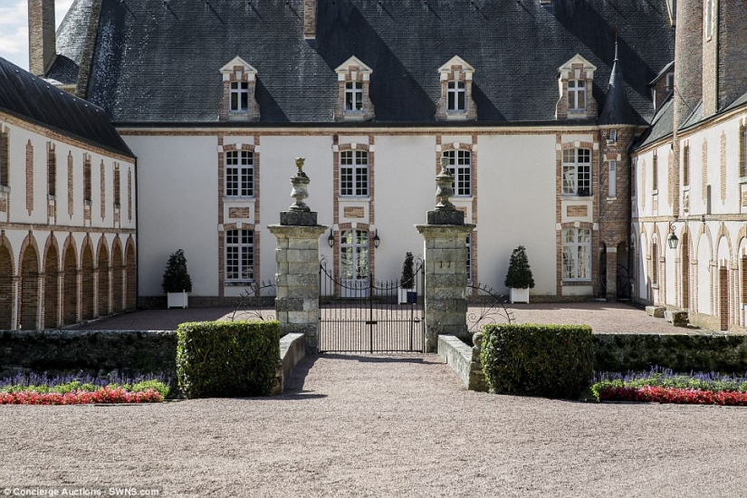 Cheaper than a glass of wine: a 15th-century French castle is being sold at auction for one euro Cheaper than a glass of wine: a 15th-century French castle is being sold at auction for one euro