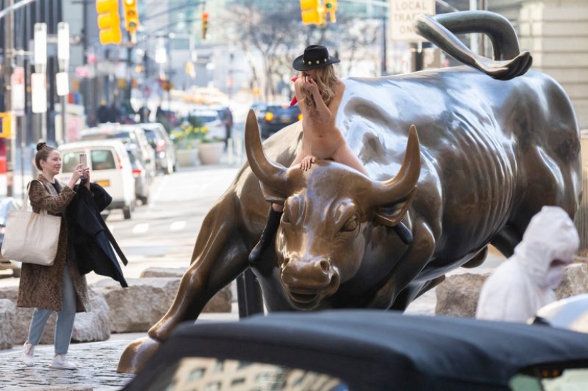 Chica desnuda organizó una sesión de fotos con un toro justo en Wall Street