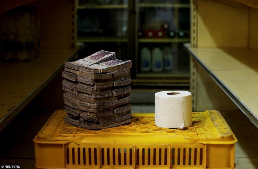 Chicken for a bag of money: photos illustrating the prices of goods in Venezuela
