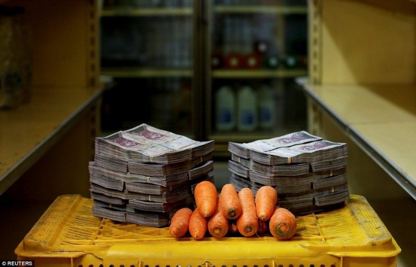 Chicken for a bag of money: photos illustrating the prices of goods in Venezuela