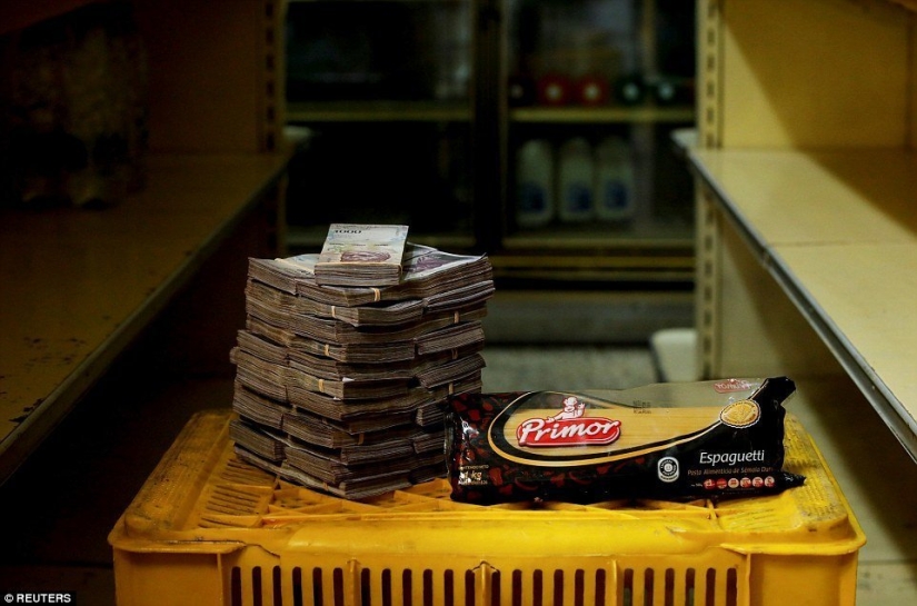 Chicken for a bag of money: photos illustrating the prices of goods in Venezuela