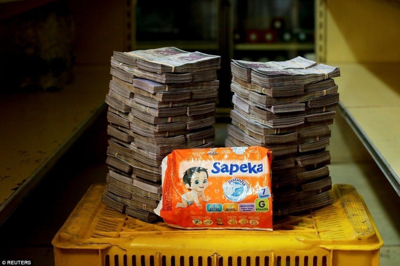 Chicken for a bag of money: photos illustrating the prices of goods in Venezuela