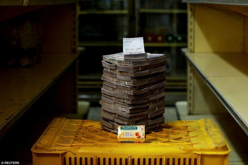 Chicken for a bag of money: photos illustrating the prices of goods in Venezuela